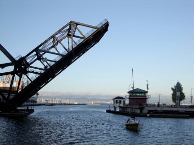 San Francisco - 8 Mayıs 2010: Tarihi Üçüncü Cadde Köprüsü altından bir teknenin geçmesine izin verdi. Köprü, San Francisco 'daki ATT Park' ın yanında..  
