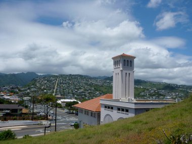 Honolulu - 8 Mayıs 2013: İtfaiye İstasyonu 05 Kaimuk ve çevre kasaba. Kaimuki İtfaiye İstasyonu 1924 yılında GR tarafından tasarlanmış bir İspanyol Misyon Stili ile inşa edilmiştir. Miller.. 