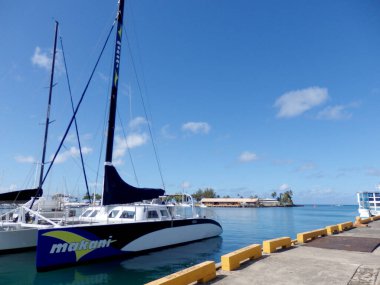 Honolulu - 22 Mayıs 2016: Kewalo Havzası Limanı 'nda Makani Teknesi. Makani, en iyi Hawaii katamaranı kapalı bir kabin oturma alanı, iki büyük tatlı su tuvaleti, Bose surround ses sistemi, LCD TV, güneş banyosu ağı alanları ve pilot odası oturma alanları sunuyor..