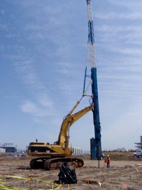 San Francisco - 11 Mayıs 2009: CAT İnşaat Makinesi ve İnsanlar San Francisco Mission Bay 'deki High-Builstruction sitesinde çalışıyor.