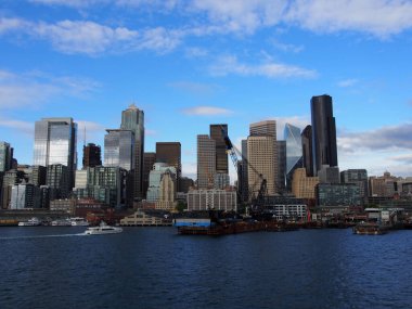 Seattle şehir merkezi, Washington, ABD - 18 Mayıs 2019: Rıhtım Limanı Feribot Terminali 'nde yapım ve arka planda şehir merkezi gökdelenleri.