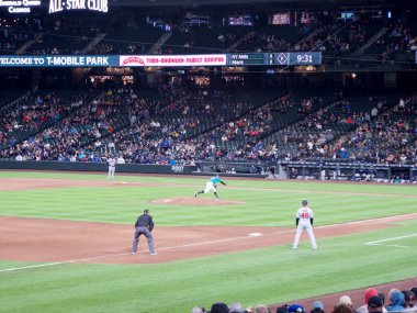 SEATTLE - 18 Mayıs 2019: Mariners Pitcher, Safeco Field, Seattle 'da oynanan beyzbol maçında atış yapmak için öne çıktı. 