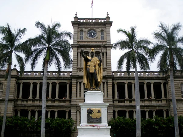 Posąg Króla Kamehameha Centrum Honolulu Hawajach Posąg Stoi Wyraźnie Przed — Zdjęcie stockowe