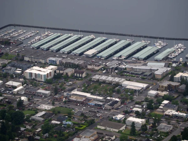 ワシントン州 2019年5月21日 デモイン市の空中マリーナには駐車船や周辺地域がたくさんあります — ストック写真