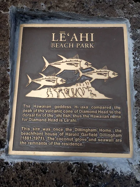 Honolulul 2016年5月21日 Ahi海滩公园 标牌上写着公园的历史和名字来源 — 图库照片
