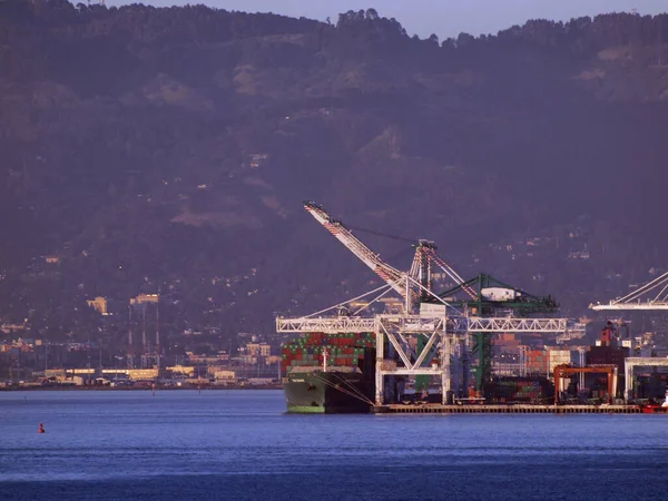 Oakland May 2010 Cargo Shipping Boat Unloaded Cranes Oakland Harbor — Stock Photo, Image