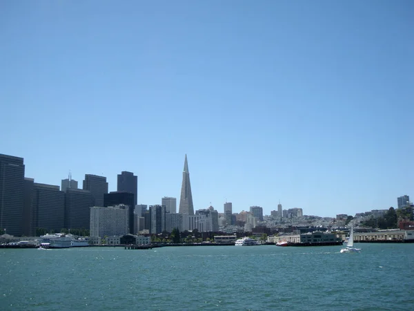 旧金山 2009年5月17日 以横贯美国的海滨城市景观为背景 一艘船在从渡口驶来的前景中经过 — 图库照片