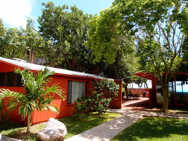 ハワイ州オアフ島の素敵な日に庭付きの赤いワイマノビーチハウス ストック画像