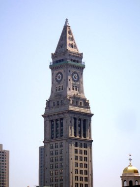 Boston - 1 Haziran 2010: The Custom House Tower, Boston, Massachusetts 'in Finans Bölgesi' nde, McKinley Meydanı 'nda bulunan bir gökdelendir. Orijinal bina 183747 yılında inşa edildi ve Ammi Burnham Young tarafından Yunan 'da tasarlandı..