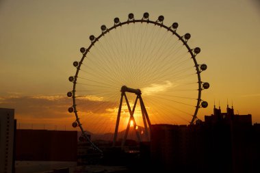 Las Vegas - 27 Haziran 2015 - The High Roller Wheel 'dan gün doğumu şafakta Las Vegas Bulvarı' nın merkezinde 27 Haziran 2015 'te parladı. The High Patler dünyanın en büyük gözlem tekeridir..
