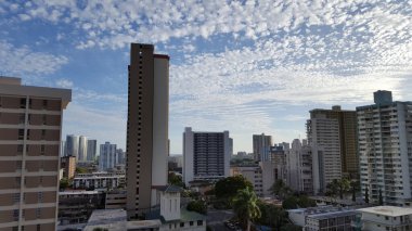 Makiki ve Honolulu Cityscape 29 Haziran 2016 'da güzel bir günde evlerle ve modern gökdelenlerle ve diğer küçük binalarla okyanusa bakıyor..