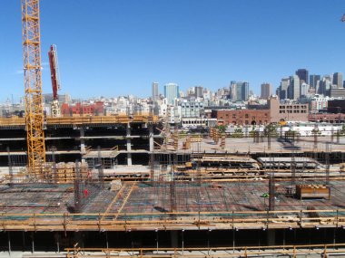 San Francisco - 10 Haziran 2008: İnşaat makineleri ve insanlar San Francisco 'daki High-rise İnşaat sahasında Caltrain ile birlikte çalışıyor..