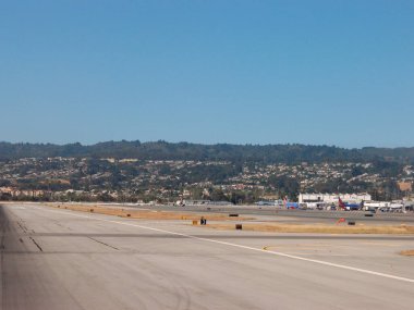 San Francisco - 13 Haziran 2013: San Francisco Havaalanı 'ndaki Terminalde Southwest Airways ile havaalanı pisti. 