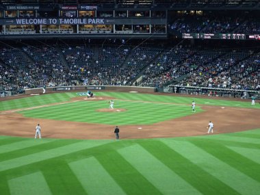 SEATTLE - 17 Mayıs 2019: Seattle Safeco Field 'da oynanan beyzbol maçında atıcı atışını yapmak için ileri adım attı. 