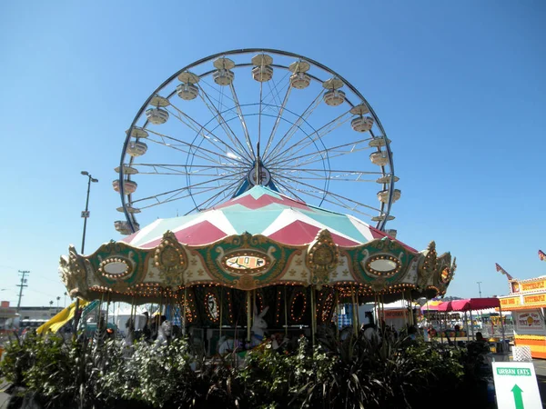 San Francisco June 2010 Merry Ferris Wheel Booths Rides Fair — Stock Photo, Image