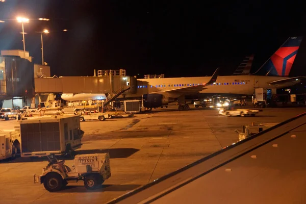 Honolulu Junho 2016 Aviões Delta Airlines Estacionados Aeroporto Internacional Honolulu — Fotografia de Stock