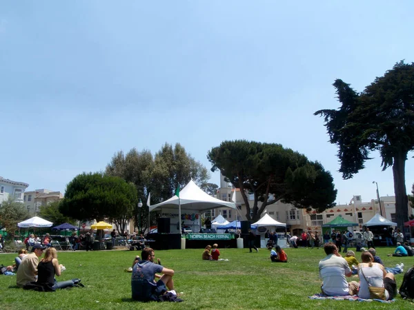 San Francisco Junho 2008 Pessoas Sentadas Assistindo North Beach Festival — Fotografia de Stock