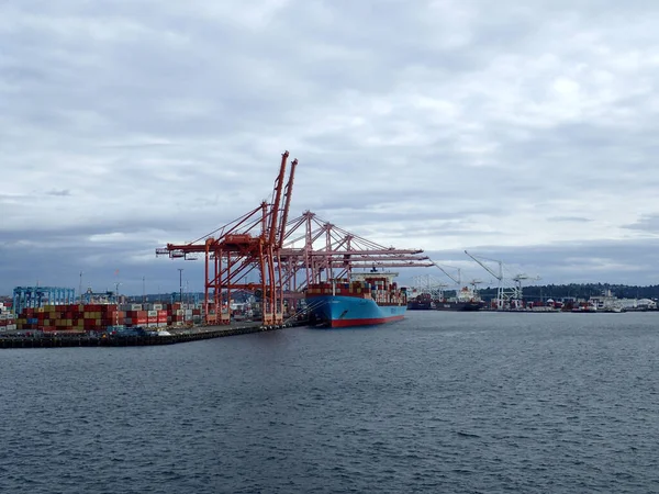 Seattle May 2019 Shipping Boat Unloaded Seattle Harbor Red Cranes — Stock Photo, Image