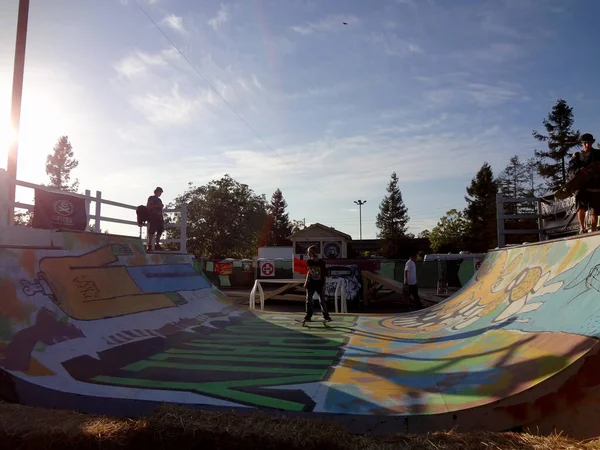 California June 2011 Skateboarders Ride Half Pipe Full Graffiti Sunset — Stock Photo, Image