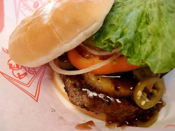 Waikiki Juni 2013 Teddy Bigger Burger Med Sallad Bulle Teri Royaltyfria Stockfoton