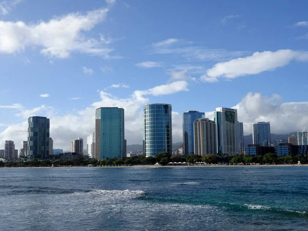 Vågor Rullar Mot Ala Moana Beach Park Med Kontorsbyggnad Och — Stockfoto