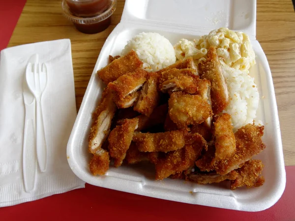 Pollo Katsu Con Arroz Blanco Ensalada Mac Espuma Poliestireno Mesa — Foto de Stock