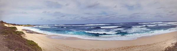 Panoramico Hanakailio Beach Con Onde Che Infrangono Schiantano Con Nuvole — Foto Stock