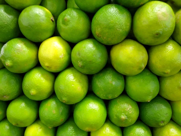 Übereinander Gestapelte Limetten Auf Dem Markt — Stockfoto