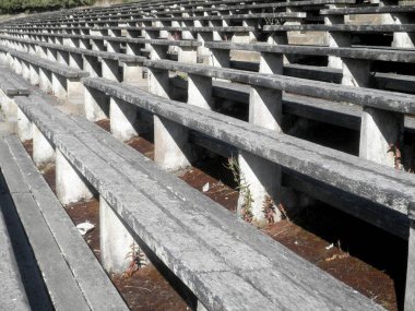 Eski ahşap tribünler göz alabildiğince uzanıyor. Golden Gate Parkı 'nda çekilmiş..