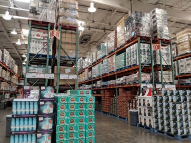 Honolulu - 27 Temmuz 2018: Costco 'da diş fırçaları, kahve kapsülleri, yiyecek ve diğer malzemeler.