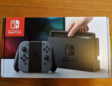 Honolulu - 22 Temmuz 2018: Nintendo Anahtarı oyun makinesi parke zeminde kutuda..