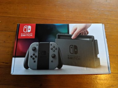 Honolulu - 22 Temmuz 2018: Nintendo Anahtarı oyun makinesi parke zeminde kutuda..