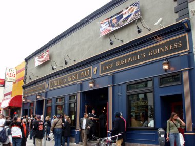 San Francisco - 10 Temmuz 2007: Beyzbol maçından sonra O 'Niell' in İrlanda Pub 'ının önünde insanlar.