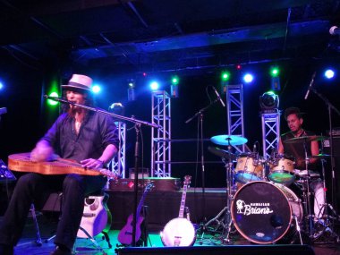 Honolulu - 8 Ağustos 2017: Müzisyenler Tavana, Jerome James, Hawaii, Hawaii Brian 'daki Crossroads' da enstrüman çalıp sahnede şarkı söylüyorlar..