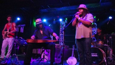 Honolulu - 8 Ağustos 2017: Müzisyenler Tavana, Jerome James, Zach Gray ve Keith Batlin Honolulu, Hawaii 'deki Crossroads' da sahne alarak müzik aletleri çaldılar..