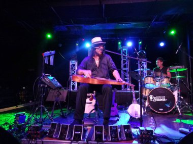Honolulu - 8 Ağustos 2017: Müzisyenler Tavana ve Jerome James, Hawaii, Hawaii 'deki Crossroads' da sahne alarak müzik aletleri çaldılar..