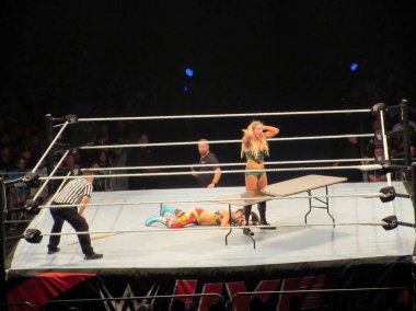 Honolulu - 22 Eylül 2019: Güreşçi Bayley, Charlotte Flair 'in WWE' deki Neal S. Blaisdell Center, Honolulu 'daki ringde masa hazırlaması gibi..