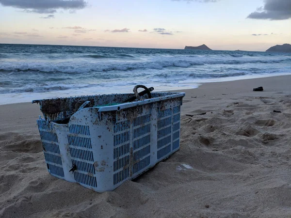 Plastikowy Pojemnik Myje Się Waimanalo Beach Wyspami Oddali Oahu Hawaje — Zdjęcie stockowe
