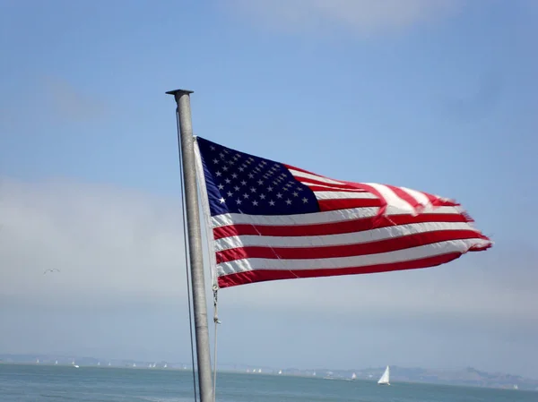 Zniszczone Fale Flagowe Usa Wietrze Tyłu Promu Zatoką San Francisco — Zdjęcie stockowe