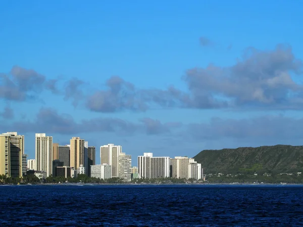 ワイキキホテル ダイヤモンドヘッドクレーター オアフ島の海から見た海岸沿いの一日のうちに — ストック写真