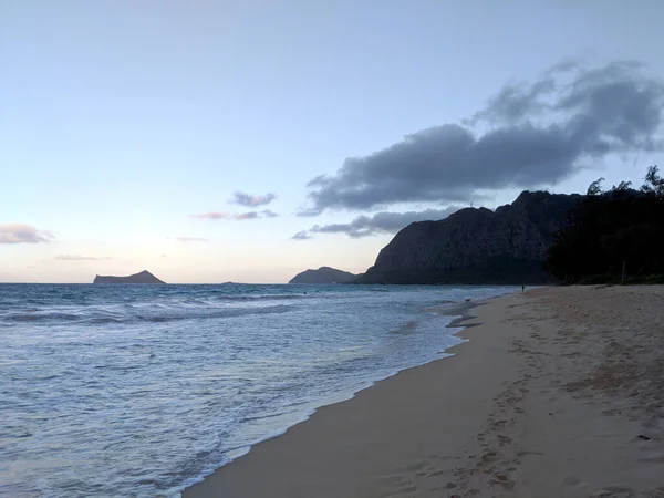 夏威夷瓦马纳罗海滩向兔子岛和岩石岛方向缓缓摇曳的浪花 — 图库照片