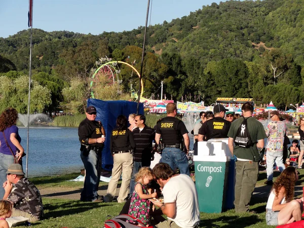 Marin July 2011 Armed Sheriffs Parole Agents Crowd Country Fair — 스톡 사진