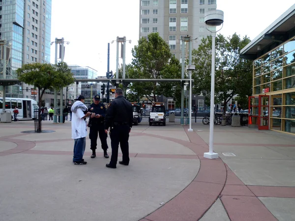 San Francisco Juli 2010 Två Sfpd Poliser Antecknar Från Man — Stockfoto