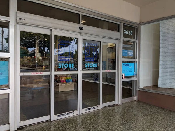 โฮโนล กรกฎาคม 2018 ประต กระจกบานเล อนของทางเข Goodwill Hawaii Store — ภาพถ่ายสต็อก