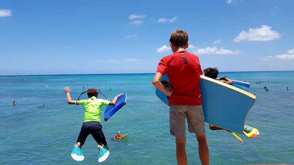 Waikiki Lipca 2016 Dzieci Deską Boogie Wskakują Oceanu — Zdjęcie stockowe