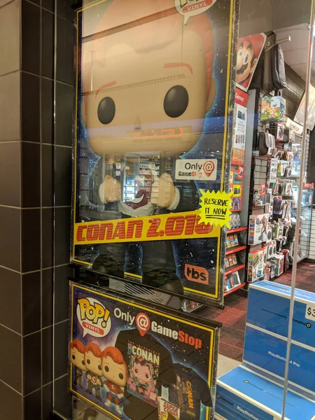 火奴鲁鲁 2018年7月12日 Conan Funko Pop 图片显示在Gamestop的窗口 Funko是一家生产特许流行文化收藏品的美国公司 富科最出名的是生产有执照的乙烯塑像和水泡头 — 图库照片