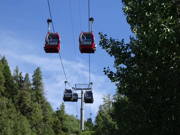 Aspen Julio 2015 Góndolas Que Suben Montaña Sobre Los Árboles — Foto de Stock