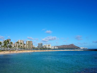 Honolulu - 13 Ağustos 2017: İnsanlar Hawaii 'nin Oahu adasındaki Ala Moana Plaj Parkı' ndaki Magic Island plajında oynuyorlar. Güzel bir günde