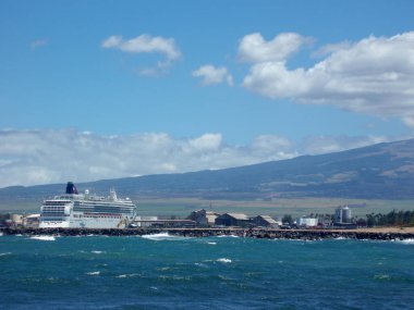 Maui - 30 Ağustos 2006: NCL American Cruise gemisi Kahului Limanı 'ndaki Cruise Terminaline yanaştı. MS Pride of America, Amerika Birleşik Devletleri 'nde üretilen bir yolcu gemisidir. 2005 / 2006 gemi gezisi sırasında açıldı 
