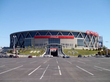 Oakland - 18 Ağustos 2010: Beyzbol maçından sonraki Oracle Arena, NBA 'in Golden State Warriors takımına ev sahipliği yapan çok amaçlı bir spor ve konser salonu..